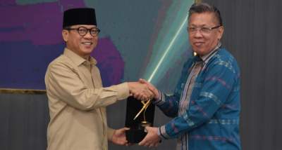 Menteri Desa Yandri Susanto Terima Penghargaan Pena Emas 2025 dari Forum Pimred