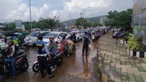 Sejak pagi antrian panjang kendaraan roda empat maupun roda dua terjadi di check point Jalan Aat Rusli atau Jalan Lingkar Selatan (JLS) tepatnya di pos polisi Ciwandan, Kota Cilegon, Minggu (31/5).