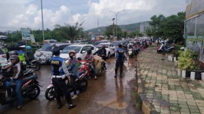 Sejak pagi antrian panjang kendaraan roda empat maupun roda dua terjadi di check point Jalan Aat Rusli atau Jalan Lingkar Selatan (JLS) tepatnya di pos polisi Ciwandan, Kota Cilegon, Minggu (31/5).