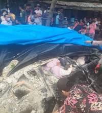 Tembok penahan ambruk timpa mobil.