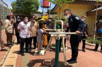 Wakil Walikota Tangsel, Pilar Saga Ichsan saat meninjau fasilitas yang ada di Kampung Membangun