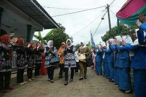 Ketua TP PKK Provinsi Banten Niniek Nuraini Halim saat meninjau penilaian lomba di Tunjung Teja, Kabupaten Serang.