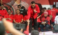 Serpong- Caleg bagi duit (sumber:antara/M.Iqbal)
