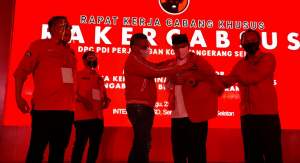 Sekjen PDIP Hasto Kristiyanto saat sematkan jaket kepada Muhamad, disaksikan pengurus DPC PDIP Tangsel.