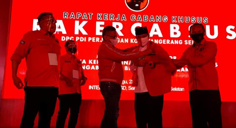 Sekjen PDIP Hasto Kristiyanto saat sematkan jaket kepada Muhamad, disaksikan pengurus DPC PDIP Tangsel.