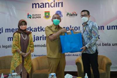 Walikota Cilegon, Helldy Agustian membuka acara sinergi meningkatkan perekonomian UMKM melalui jaringan pentahelix yang berlokasi di Aula Bank Mandiri Cilegon, Selasa (23/11/2021).