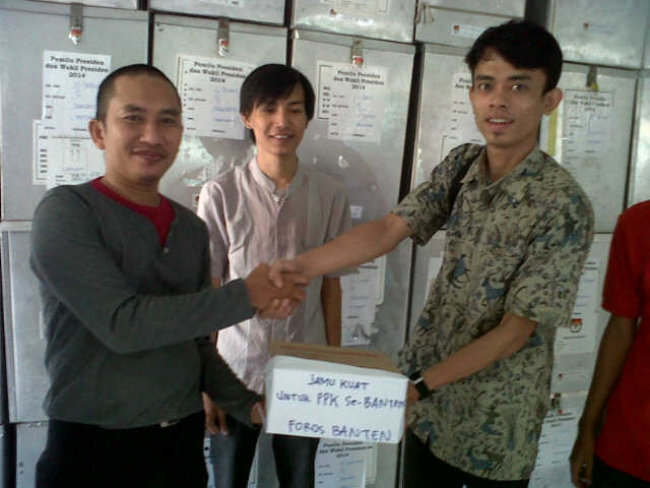 Mahasiswa Bagikan Jamu Anti Penggelembungan Suara