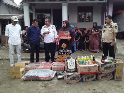 Penyerahan bantuan logistik