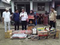 Penyerahan bantuan logistik