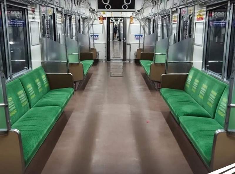 Asyik! Naik KRL Sekarang Bisa Duduk Tanpa Jaga Jarak