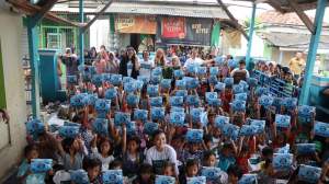 Firda Athira Foundation Berikan Edukasi dan Bagi Buku ke Anak anak Nelayan