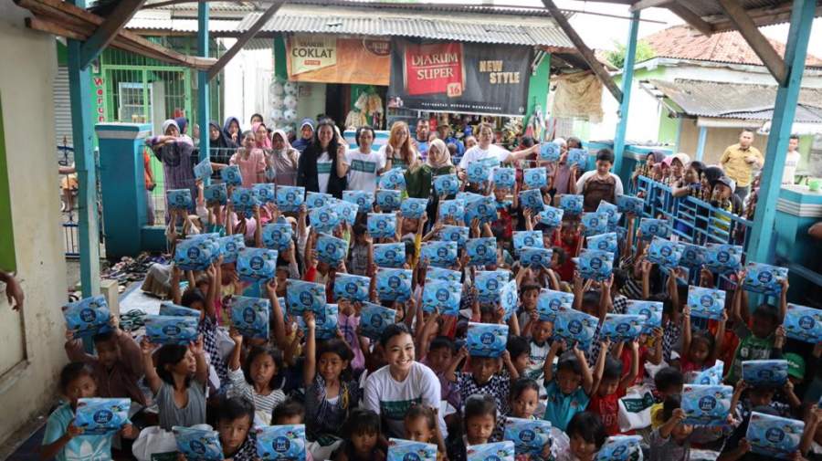 Firda Athira Foundation Berikan Edukasi dan Bagi Buku ke Anak anak Nelayan