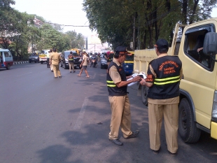 Petugas Samsat Cikokol dan petugas Satlantas saat merazia kendaraan