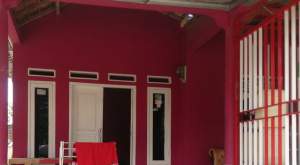 Teras rumah Agus mobil pick up biasa parkir