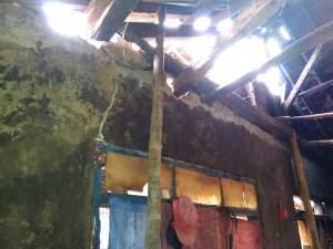 Rumah rusak di Cilograng, Lebak,Banten akibat gempa bumi.