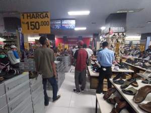 Masih Menjual Pakaian, Warga Cikupa Desak Satpol PP Tutup Ramayana