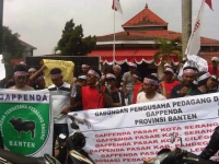 Gappenda saat melakukan unjuk rasa di depan Kantor DPRD Serang