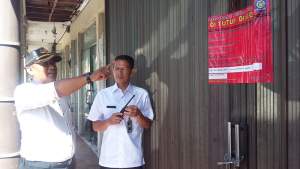 Kaonang saat menyegel Panti pijit,ketiga terapis yang baru turun dari lantai dua