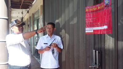 Kaonang saat menyegel Panti pijit,ketiga terapis yang baru turun dari lantai dua