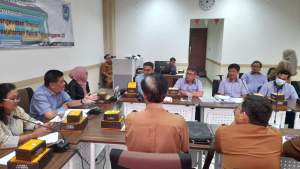 Ketua Komisi ll DPRD Tangsel, Arnovi Abdul Rahman serta anggota komisi ll lainnya saat gelar diskusi dengan karyawan RS BSD dan Disnaker Kota Tangsel.