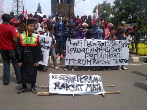 Mahasiswa FRT Bentrok Dengan Aparat, Setelah Membakar Keranda Mayat