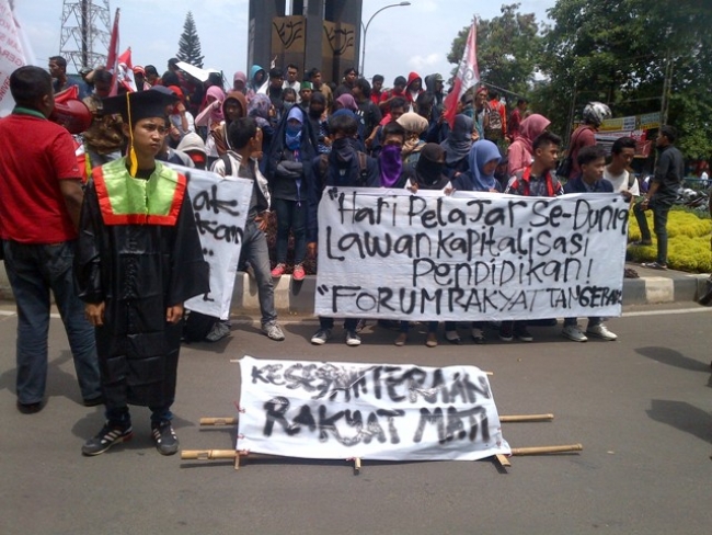 Mahasiswa FRT Bentrok Dengan Aparat, Setelah Membakar Keranda Mayat