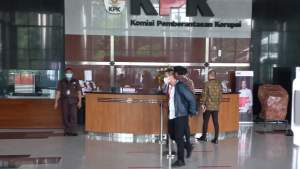 Mantan Komisaris PT. Wika Beton, Dadan Tri Yudianto saat menuju ruang pemeriksaan di Gedung KPK, Jakarta, Rabu (24/5/2023).