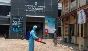 Cegah Covid, Kantor Kecamatan Sukadiri Disemprot Disinsfekan