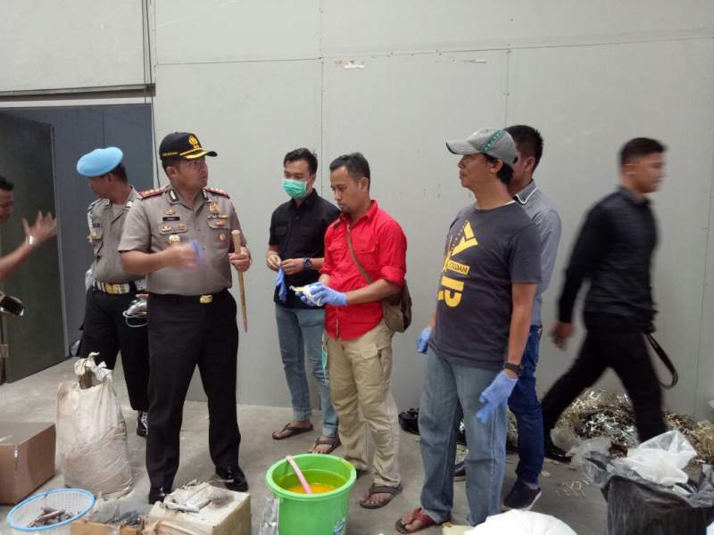 Kapolres Tangsel AKBP Fadly Widianto di pabrik obat keras ilegal di Jatiuwung, Kota Tangerang.