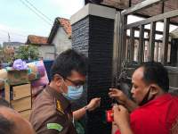 Kejari Tigaraksa Sita dan Kosongkan Rumah Eks Koperasi Langit Biru