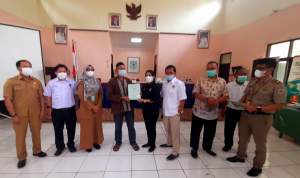 Anggota Komisi l DPRD Tangsel Ledy Butar-Butar menyerahkan sertifikat PTSL ke salahsatu warga di aula Kecamatan Serpong Utara.
