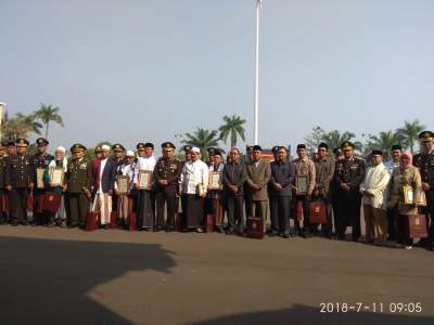 HUT Bhayangkara, Kapolda Banten Berikan Penghargaan