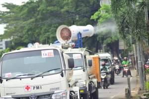 PMI Kota Tangerang Kerahkan 2 Unit Mobil Gunner, Semprotkan Disinfektan Di Jalan Protokol