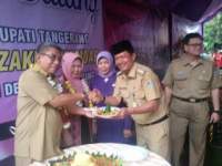 Wakil Bupati Tangerang Hermansyah potong tumpeng saat peresmian Program Gebrak Pak Kumis di Kecamatan Sukadiri. 
