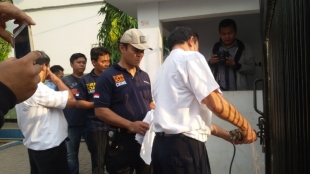 kepala sekolah (putih) bersama Kanit (Biru) sedang berupaya membuka pagar