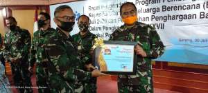 Danrem 064/MY Serahkan Piagam Penghargaan Kepada Kodim terbaik Pelayanan KB Kes