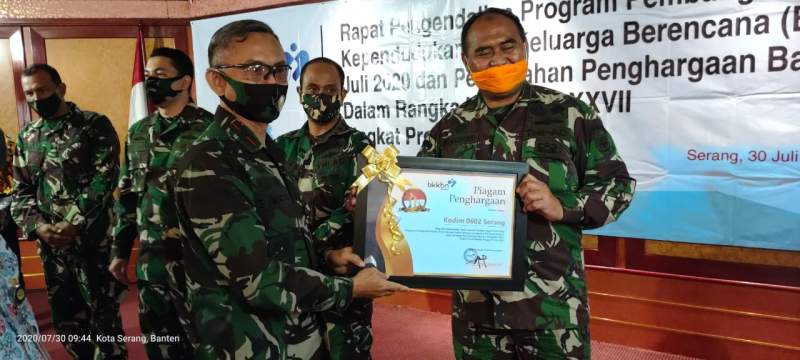 Danrem 064/MY Serahkan Piagam Penghargaan Kepada Kodim terbaik Pelayanan KB Kes