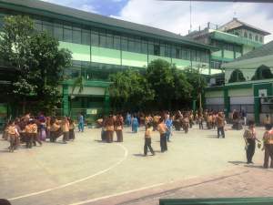  Pelajar Yayasan Islam Asy Syukriyyah berkumpul di lapangan karena gempa bumi.