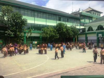  Pelajar Yayasan Islam Asy Syukriyyah berkumpul di lapangan karena gempa bumi.