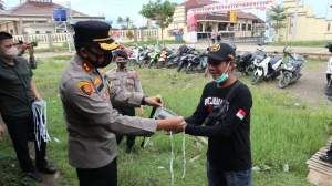 Putus Mata Rantai, Polres Serang Bagikan Masker ke Pedagang, Pembeli dan Pengojek di Kragilan
