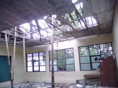 Atap roboh di SDN 1 SDN Jenggot 2 belum diperbaiki.
