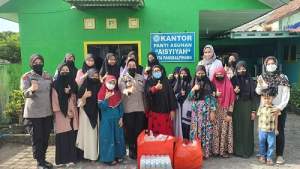 Polwan Polda Babel Bagikan Takjil ke Jalanan dan Panti Asuhan