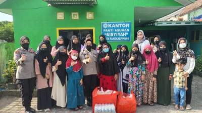 Polwan Polda Babel Bagikan Takjil ke Jalanan dan Panti Asuhan