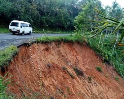 Jalan yang longsor belum juga diperbaiki