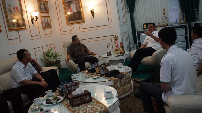 Wali Kota Tangerang Arief R Wismansyah berbincangn dengan  Wali Kota Malang Mochamad Anton.
