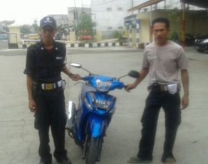 Satpam (Dedi) yang berhasil menangkap pelaku penjambretan