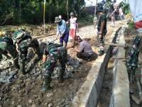 TNI Buka Akses Jalan di Kecamatan Patia