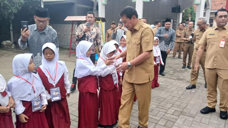 Bupati Maesyal Tinjau Hari Pertama Pelaksanaan Sekolah Gratis