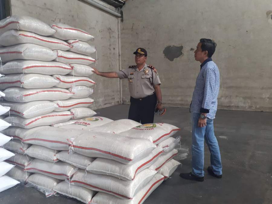Kapolsek Neglasari Kompol Ubaidillah mengecek stok beras di salah satu gudang di Kelurahan Mekarsari.