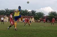 Adu udara: Pemain Martebing rebutan bola dengan pemain Beringin Jaya.